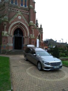 corbillard devant l eglise