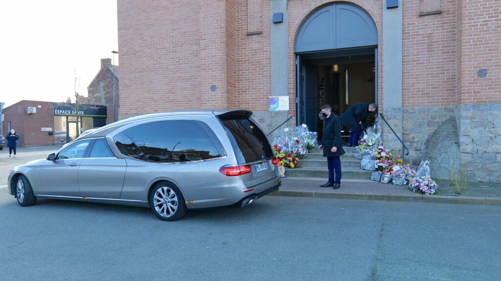 corbillard devant eglise