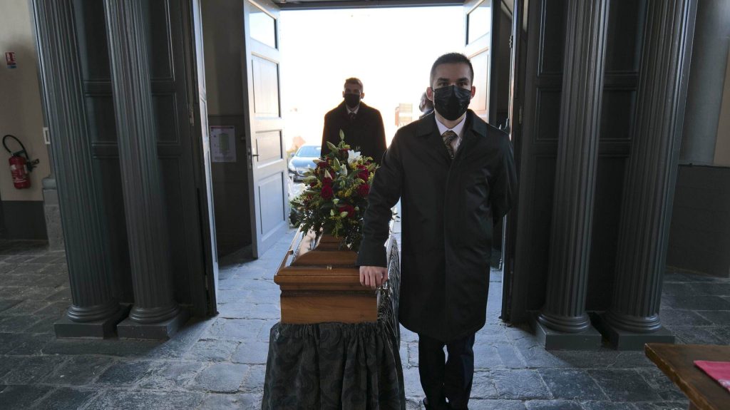 fleurs dans un vase dans un cimetiere