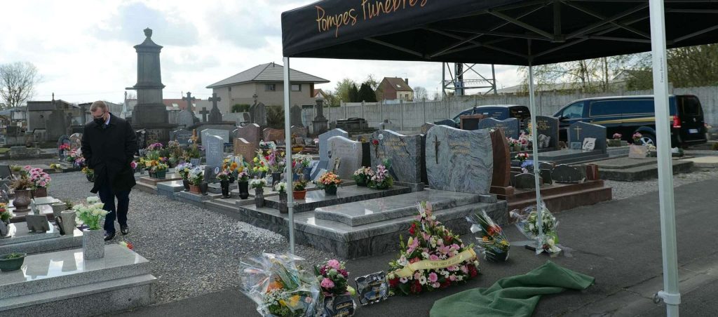 fleurs dans un vase dans un cimetiere