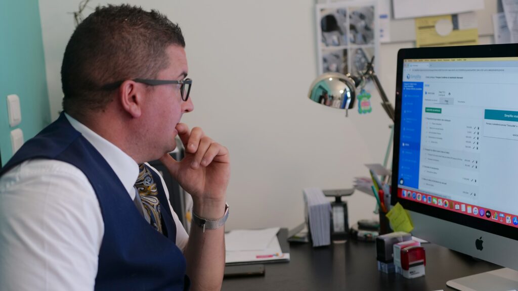 fleurs dans un vase dans un cimetiere