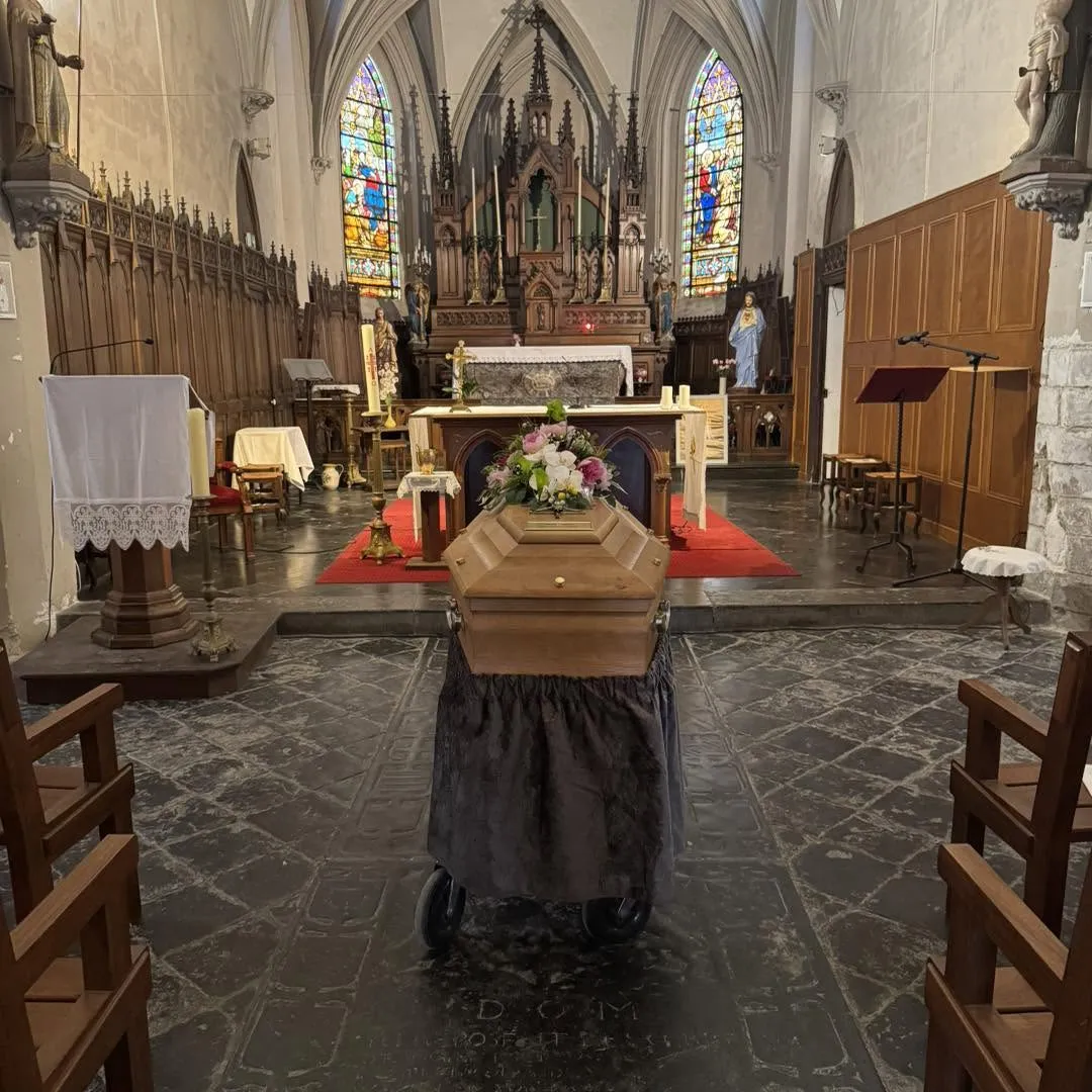 Cérémonie religieuse d'obsèques dans une église, organisée par les Pompes Funèbres Hennard à Hérin