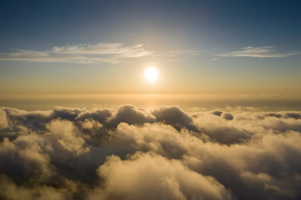Ciel nuageux au coucher du soleil illustrant la préparation du défunt avant un rapatriement à l'étranger